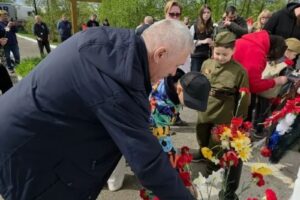 Жители возлагают цветы к памятнику в День Победы