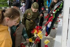 Дети и жители 21 посёлка на мероприятии 9 мая
