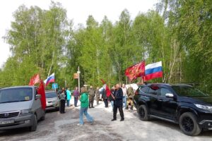 Колонна автомобилей во время автопробега 9 мая 2026 года